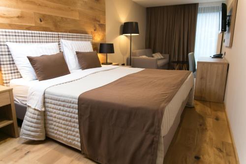 克拉尼斯卡戈拉Korona, Resort & Entertainment的一间位于酒店客房内的带大床的卧室