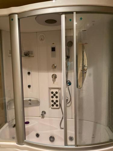 迪拜Bollywood Beach Hostel的带淋浴的浴室(带玻璃墙)
