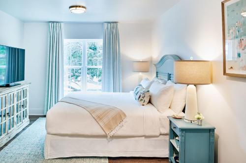 圣西蒙斯岛Hotel Simone的一间卧室设有一张大床和一个窗户。