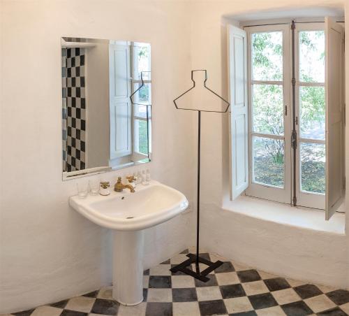 Colonia Las Rosas泊戴斯巴耶 - 合众精品酒店的一间带水槽和镜子的浴室以及窗户。