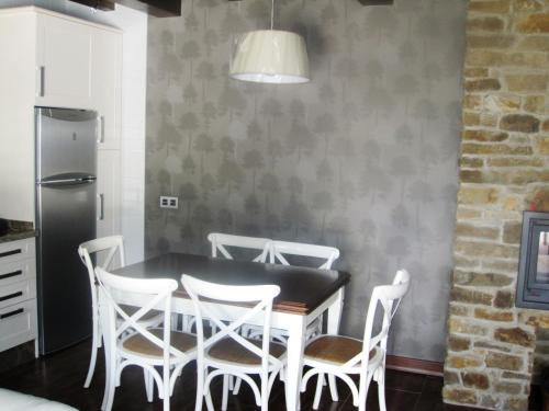 Tuilla曼努埃尔·佩帕徐卡度假屋的厨房配有桌椅和冰箱。