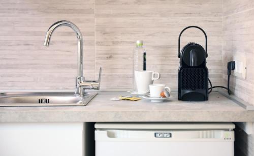 米兰CASAJULIENNE的厨房柜台配有水槽和咖啡壶