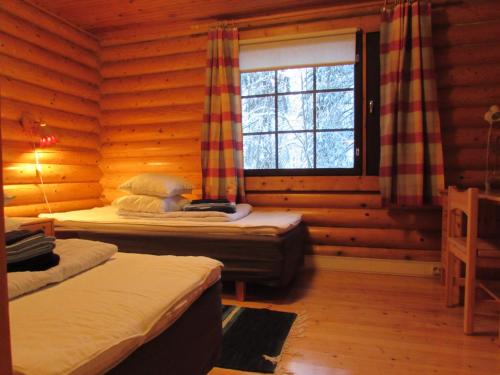 阿卡斯洛姆波罗图瑞奥拉瓦特酒店的小木屋内一间卧室,配有两张床