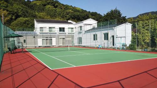 河津町Pension Rally / Vacation STAY 5731的房屋前的网球场