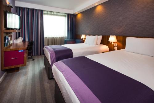 林肯快捷假日林肯市中心酒店的酒店客房设有两张床和电视。