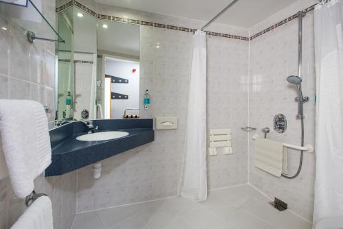 格鲁赛斯特南智选假日酒店 的一间浴室