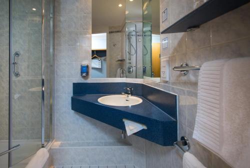 曼彻斯特快捷假日曼切斯特索尔福德码头酒店的一间带水槽和淋浴的浴室