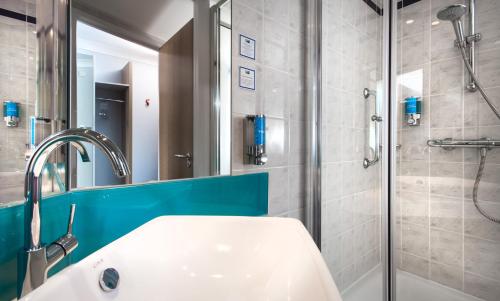 佩斯利快捷假日格拉斯哥机场酒店的一间带水槽和淋浴的浴室