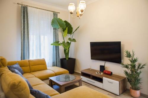 毛科Villa Apartman的带沙发和平面电视的客厅