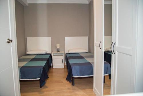 雷乌斯Apartamento Reus 2 - Parking gratuito的一间客房内配有两张床的房间