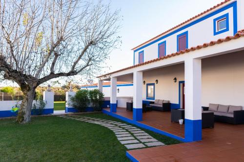 埃斯特雷莫斯Tapada do Chafariz的一座拥有蓝色和白色墙壁的房屋和庭院