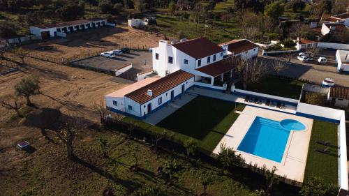 埃斯特雷莫斯Tapada do Chafariz的享有带游泳池的房屋的空中景致