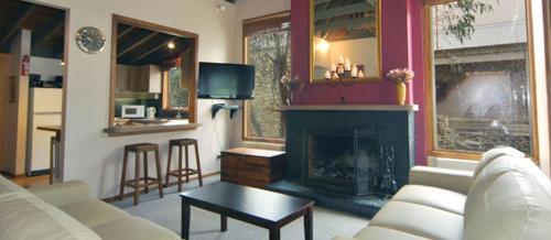 丁诺高原斯莫克公寓的带沙发和壁炉的客厅