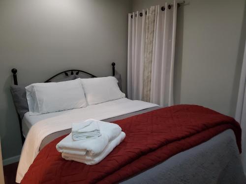 布鲁克林大西洋大道舒适公寓的一间卧室配有一张带白色毛巾的床
