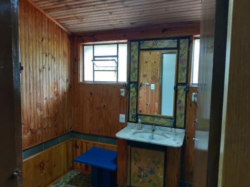 皮尼亚尔齐纽Recanto do Luar的一间带水槽和镜子的浴室