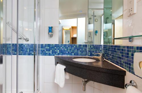 泰恩河畔纽卡斯尔快捷假日纽卡尔斯市中心酒店的一间带水槽和淋浴的浴室