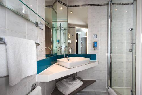 伦敦快捷假日伦敦格林威治酒店的一间带水槽和淋浴的浴室