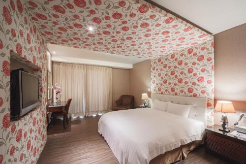成功镇东海岸海景渡假饭店 的酒店客房,设有床铺和花卉覆盖的墙壁