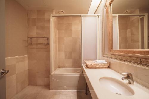 成功镇东海岸海景渡假饭店 的带浴缸、水槽和淋浴的浴室