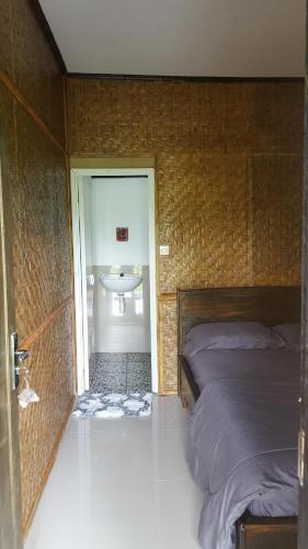 特特巴图特特巴图英达民宿的一间卧室配有一张床,浴室设有水槽