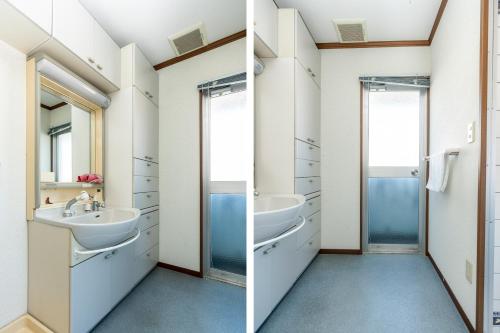 唐津飞鸟酒店 的浴室设有2个水槽和镜子