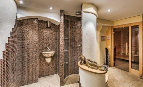 巴特恩多夫库尔福尔霍夫酒店的带淋浴、盥洗盆和浴缸的浴室