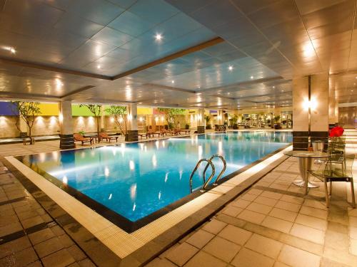 当格浪FM7度假酒店 - 雅加达机场的酒店大堂的大型游泳池