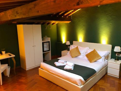 比萨Villa Martina Classic & Luxury Room的一间卧室设有一张大床和绿色的墙壁