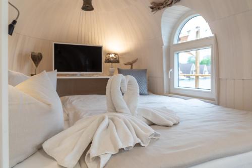 PareyPanorama Iglu Romantik & Family的白色卧室设有一张大白色床和窗户