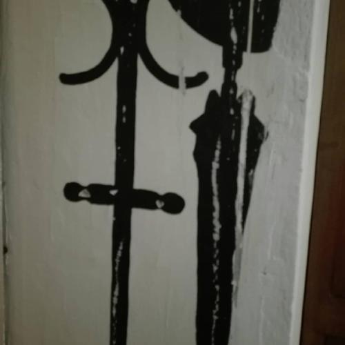 奥瓦达Studiocasarte的房间的墙上有两个十字架