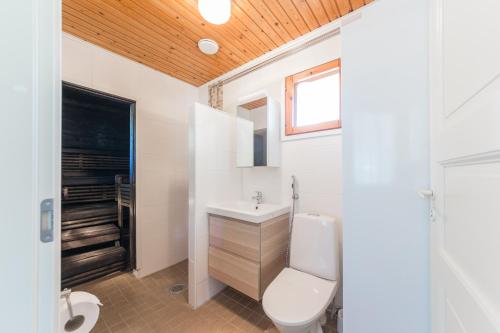 波里Yyteri Holiday Cottages的一间带卫生间和水槽的浴室
