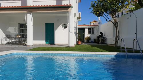 桑卢卡尔-德巴拉梅达Casa Velero 32的房屋前的游泳池