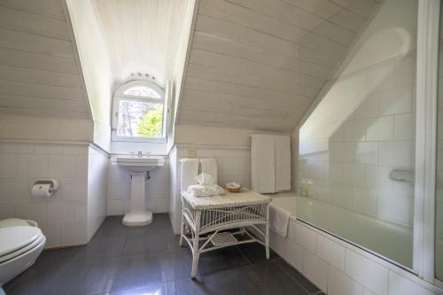 坦迪尔Estancia Ave María的白色的浴室设有水槽和卫生间。