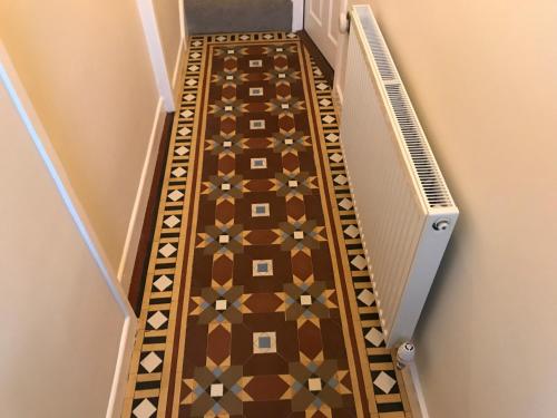 卡迪夫Cosy Vibes Central Cardiff House的走廊上设有瓷砖地板的楼梯