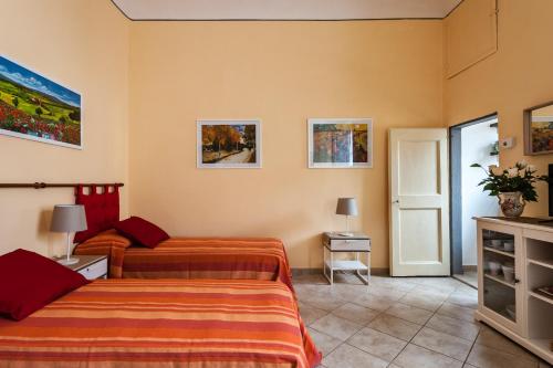 佛罗伦萨All' Ombra Del Duomo的酒店客房设有两张床和窗户。