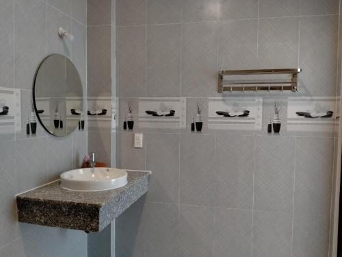 富国金连富国宾馆的一间带水槽和镜子的浴室