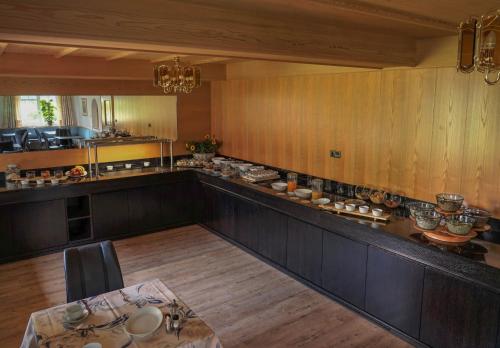 西兰德罗Pension Pernthaler的一个带长柜台和桌子的大厨房