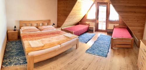 斯祖贝莱克Chalupa Zeleznik的一间卧室配有两张床和两块地毯。