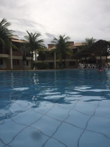 普赖尼亚Club house的一座棕榈树环绕的大型游泳池