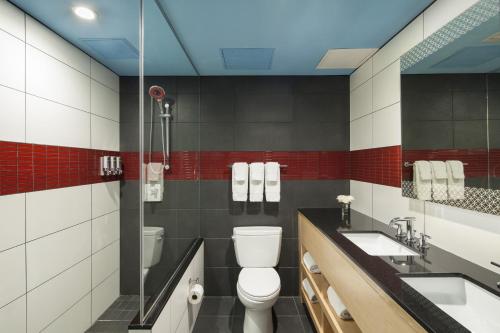 纽约TRYP by Wyndham New York City Times Square - Midtown的一间带卫生间和两个盥洗盆的浴室