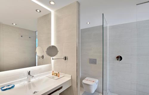 科洛尼亚圣霍尔迪伊斯拉卡布莱拉公寓酒店的浴室配有卫生间、盥洗盆和淋浴。
