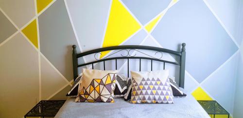 海法Artichoke Boutique的一间卧室配有带色彩缤纷枕头的床。