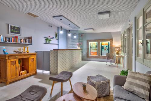 瓦里凯美洛酒店的客厅配有沙发和桌子