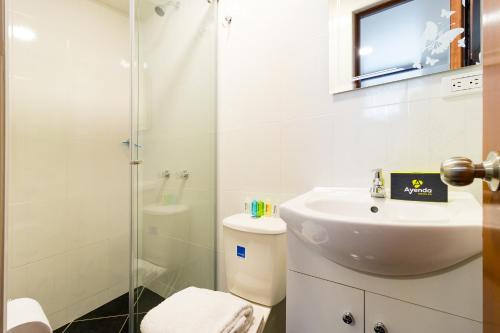 波哥大Ayenda 1069 Alfay的白色的浴室设有水槽和淋浴。