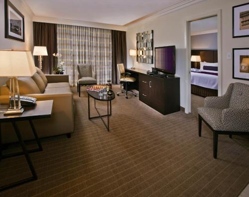 萨芬西沙芬莫奥皇冠假日酒店的酒店客房设有沙发、床和电视。