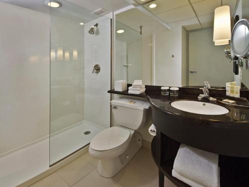 西沙芬莫奥皇冠假日酒店的一间浴室