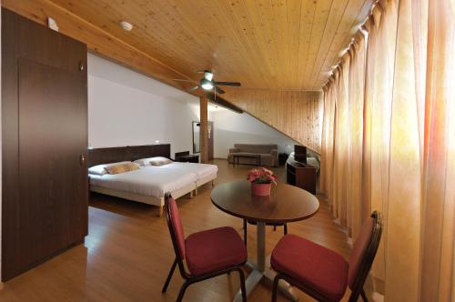 日内瓦卡勒威酒店的卧室配有一张床和一张桌子及椅子