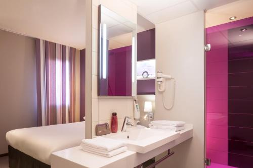 蒙贝利亚尔蒙贝利亚尔宜必思尚品酒店的一间带水槽和镜子的浴室