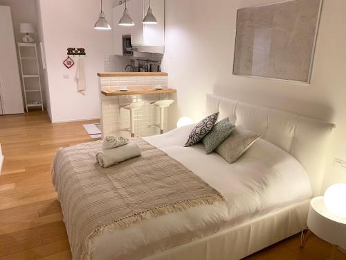 米兰共和住宿加早餐旅馆的卧室配有白色的床和枕头。