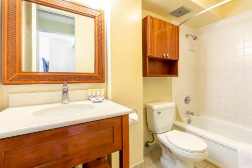 檀香山Pacific Monarch Hotel的一间带水槽、卫生间和镜子的浴室